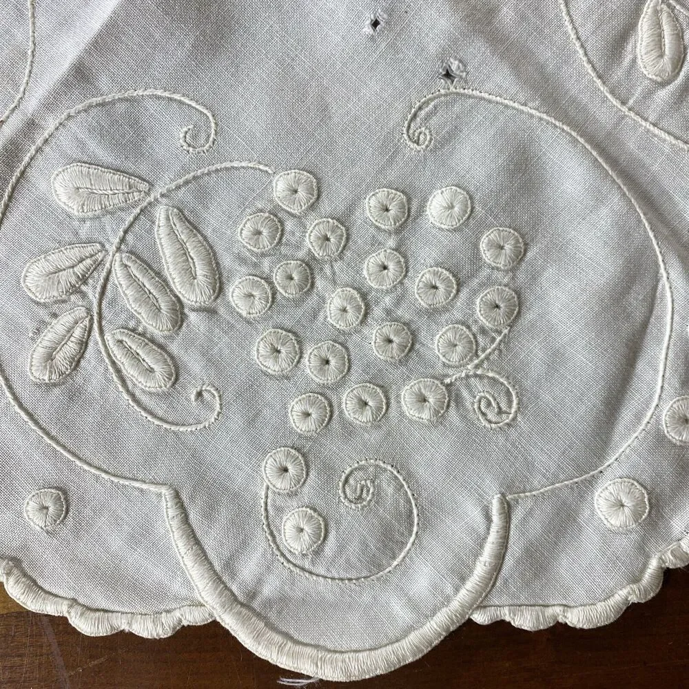 Lot 8 VTG Family Table Cloth Linens Doilies Runner Embroidery Lace Crochet‎ READ